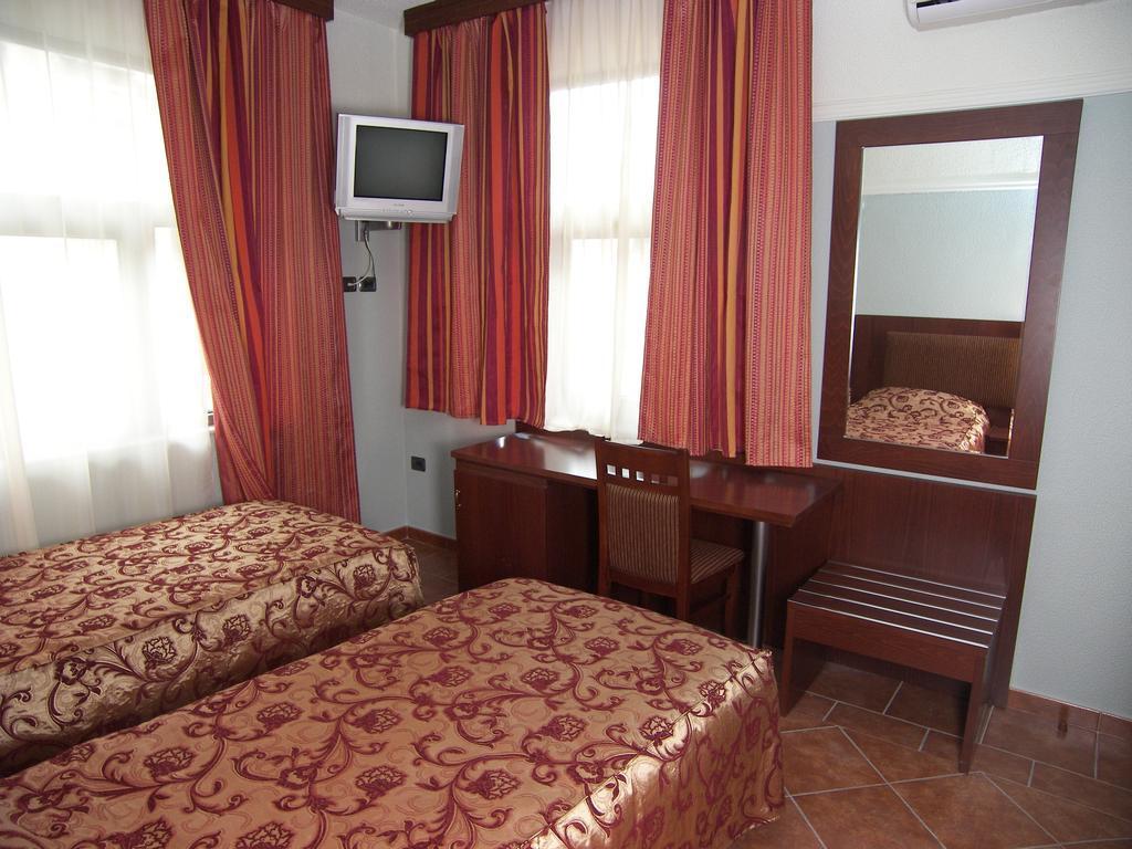 Hotel Elysee 티라나 외부 사진