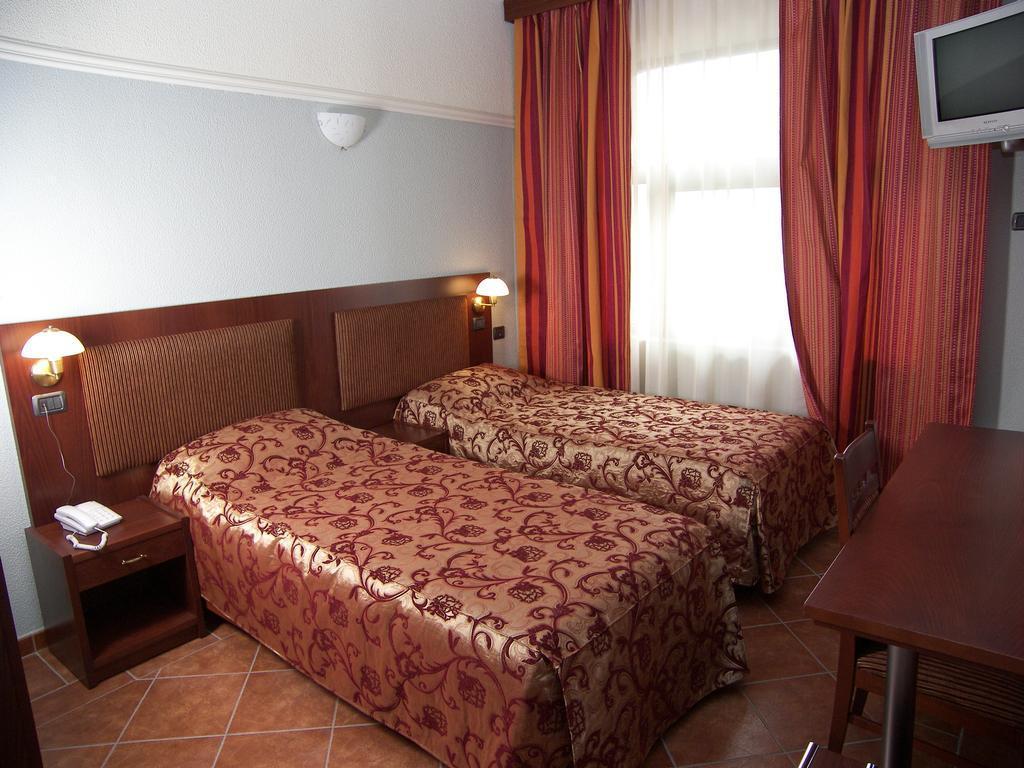 Hotel Elysee 티라나 외부 사진