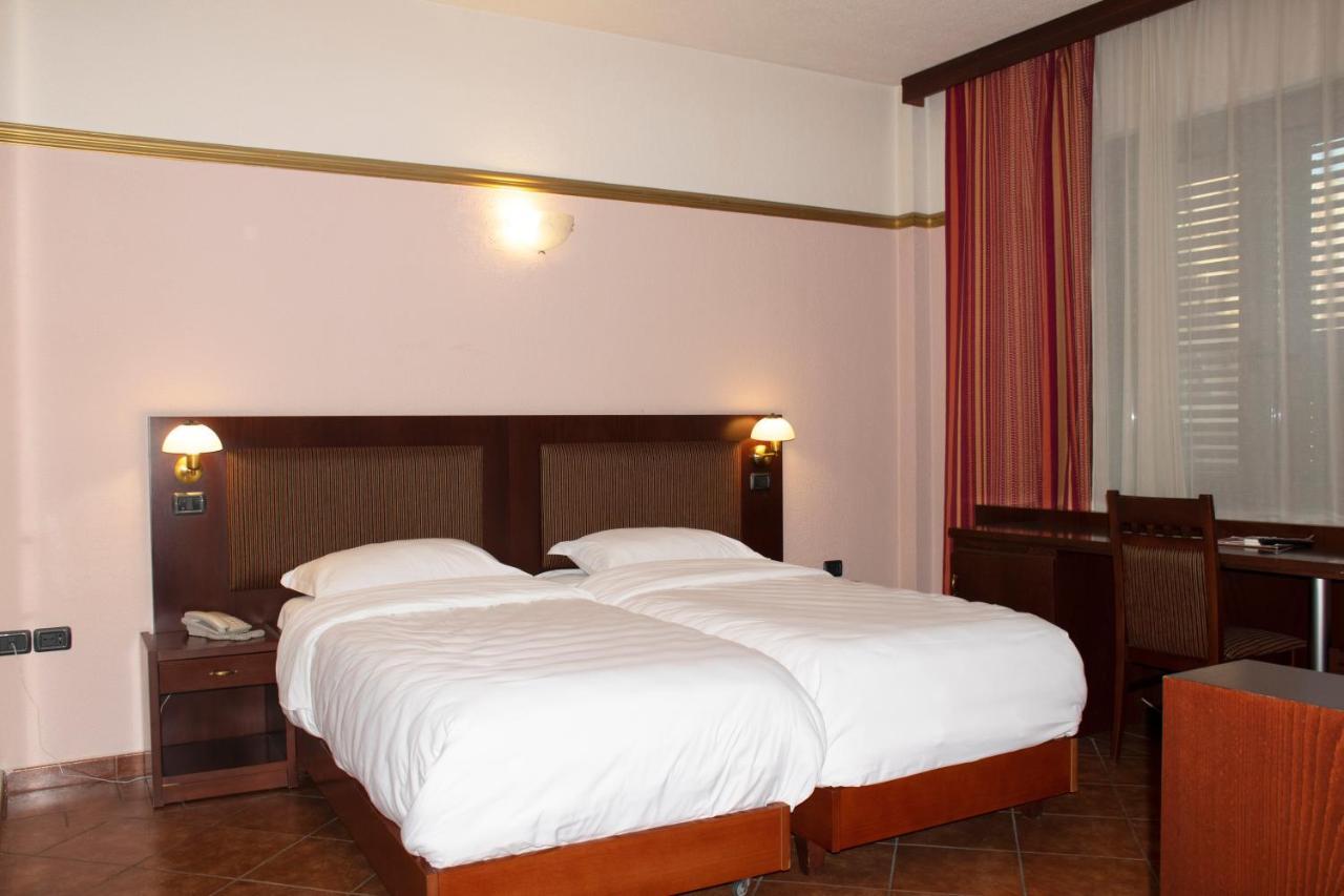 Hotel Elysee 티라나 외부 사진