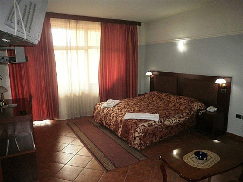 Hotel Elysee 티라나 객실 사진